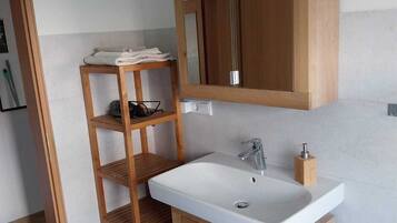 Haartrockner, HandtĂŒcher, Seife, Toilettenpapier