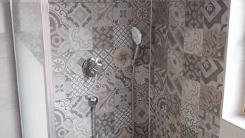 Haartrockner, HandtĂŒcher, Seife, Toilettenpapier