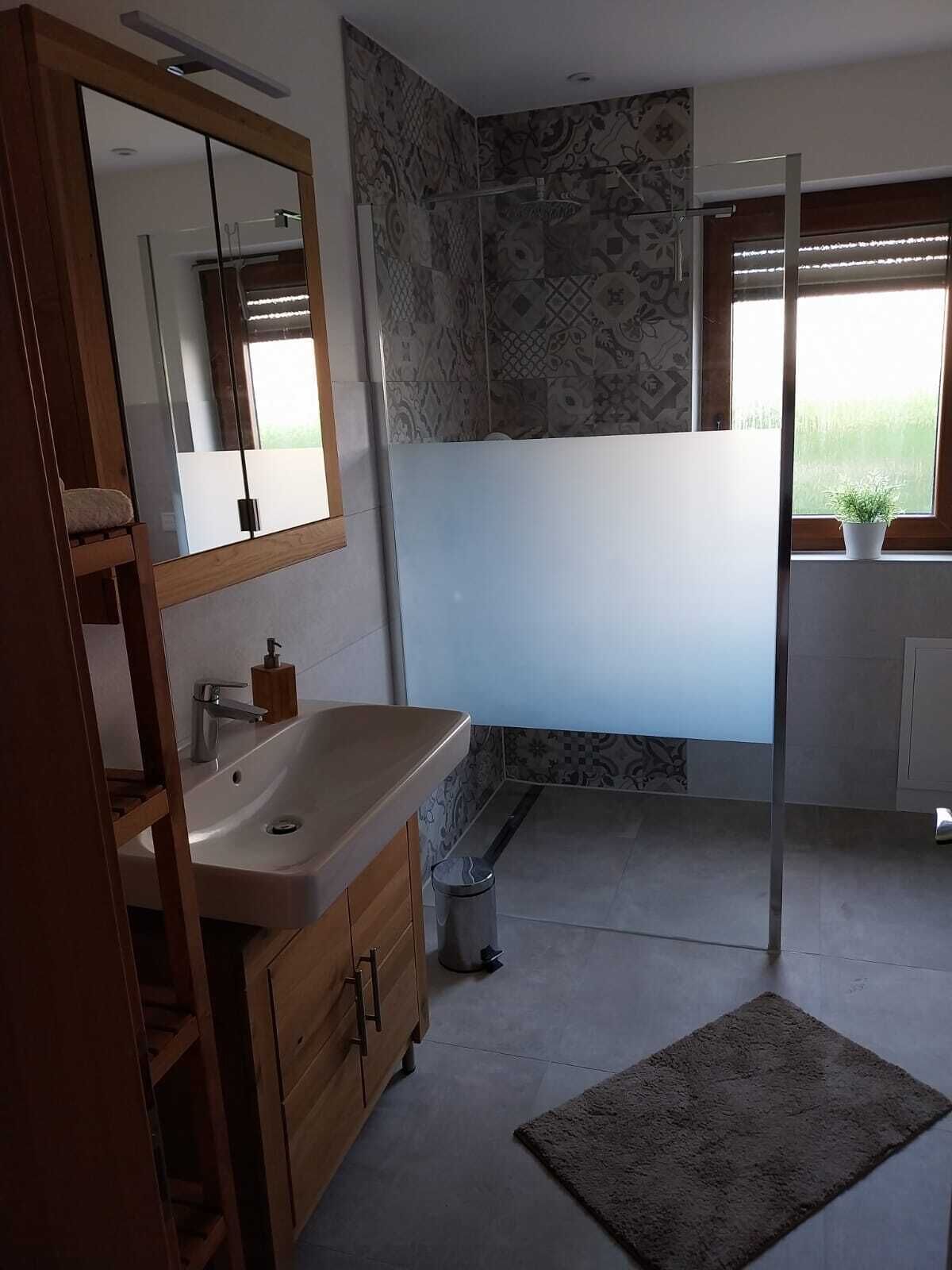 Haartrockner, Handtücher, Seife, Toilettenpapier