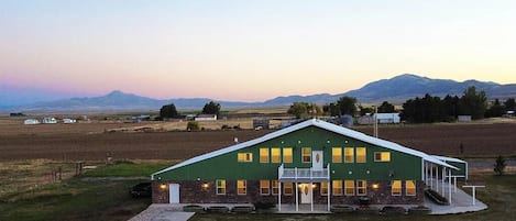 المنشأة من الخارج