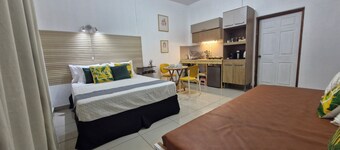 8 Beach Apartment with pool by Madrigera in La Libertad with WiFi, AC