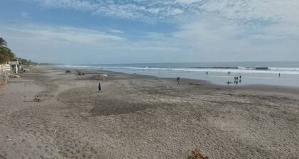 8 Beach Apartment with pool by Madrigera in La Libertad with WiFi, AC