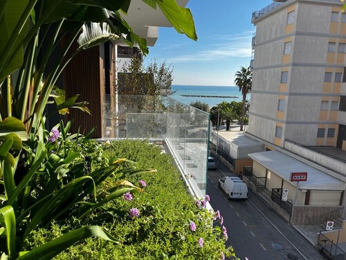 BLUESuite Brand new three-bedroom apartment 30m from the beach with terrace overlooking the sea and garage