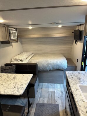 1 bedroom, free WiFi, bed sheets - Cozy Campground Retreat (Athens)