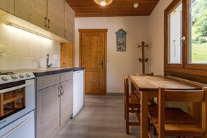 Kylskåp, mikrovågsugn, ugn och spishäll