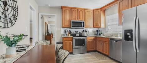 Micro-ondes, four, plaque de cuisson, lave-vaisselle