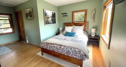 Stunning Mountain View Guest Suite with Private Entry and Balcony. No Kitchen