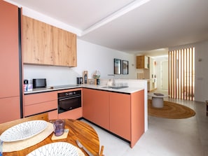 Coffee/tea maker, fridge, oven, dishwasher