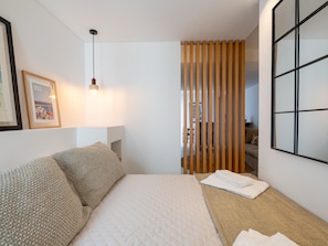 Iron/ironing board, Internet, bed sheets