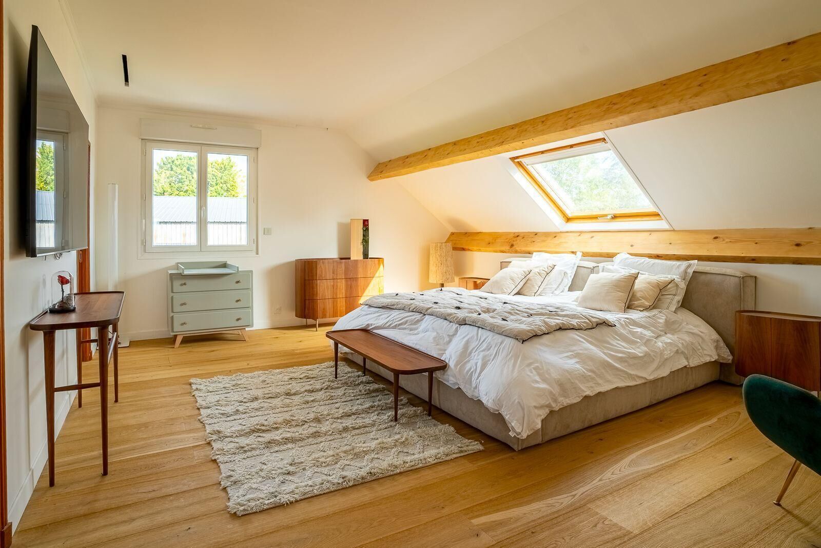 6 bedrooms, iron/ironing board, WiFi, bed sheets