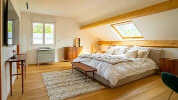 6 bedrooms, iron/ironing board, WiFi, bed sheets