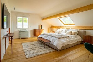 6 bedrooms, iron/ironing board, WiFi, bed sheets