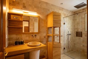 Dusche, Haartrockner, Handtücher, Toilettenpapier