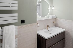 Haartrockner, Handtücher, Seife, Toilettenpapier