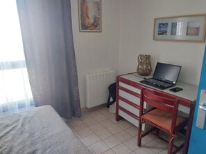 1 habitación y tabla de planchar con plancha