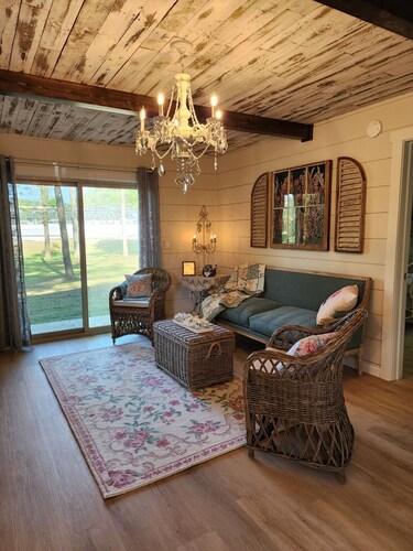 Peaceful 1-bedroom cottage with WiFi, AC in the country