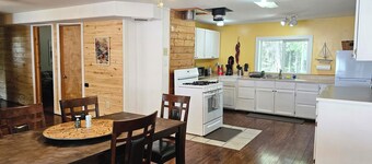 Hannah's Hideaway: 3 Bedroom Rural Cabin