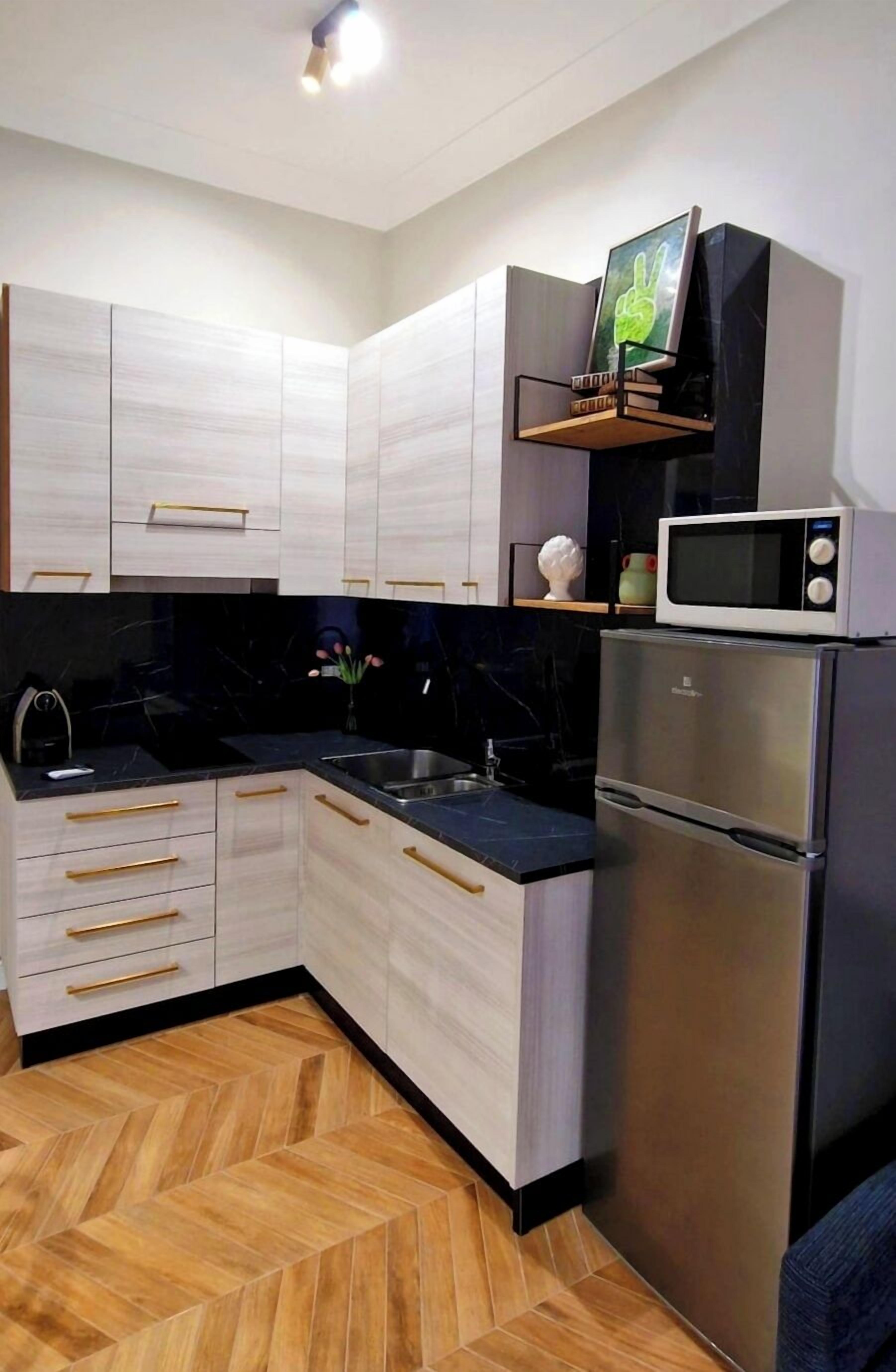 Fridge, microwave, stovetop, dishwasher