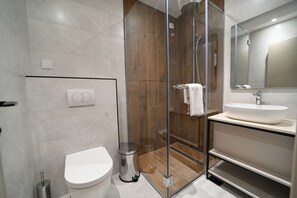 Classic-Doppel- oder -Zweibettzimmer, Balkon | Badezimmer