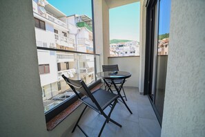 Superior Double or Twin Room, Balcony | Tempat makan luar