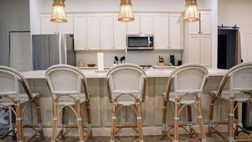 Køleskab, mikrobølgeovn, ovn, kogeplade