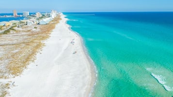 På stranden, liggestole, badehåndklæder