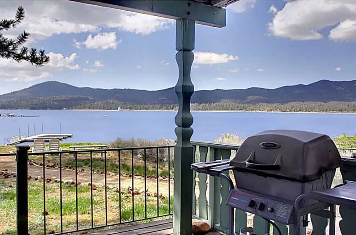 Lakefront Chalet with Beautiful Views and Easy Walk to the Village