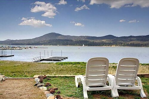 Lakefront Chalet with Beautiful Views and Easy Walk to the Village