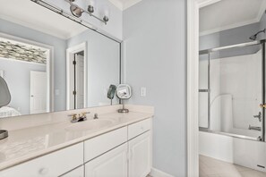 Hair dryer, towels - Only Private Garage in Downtown! Walk 2 Bars (Nashville)