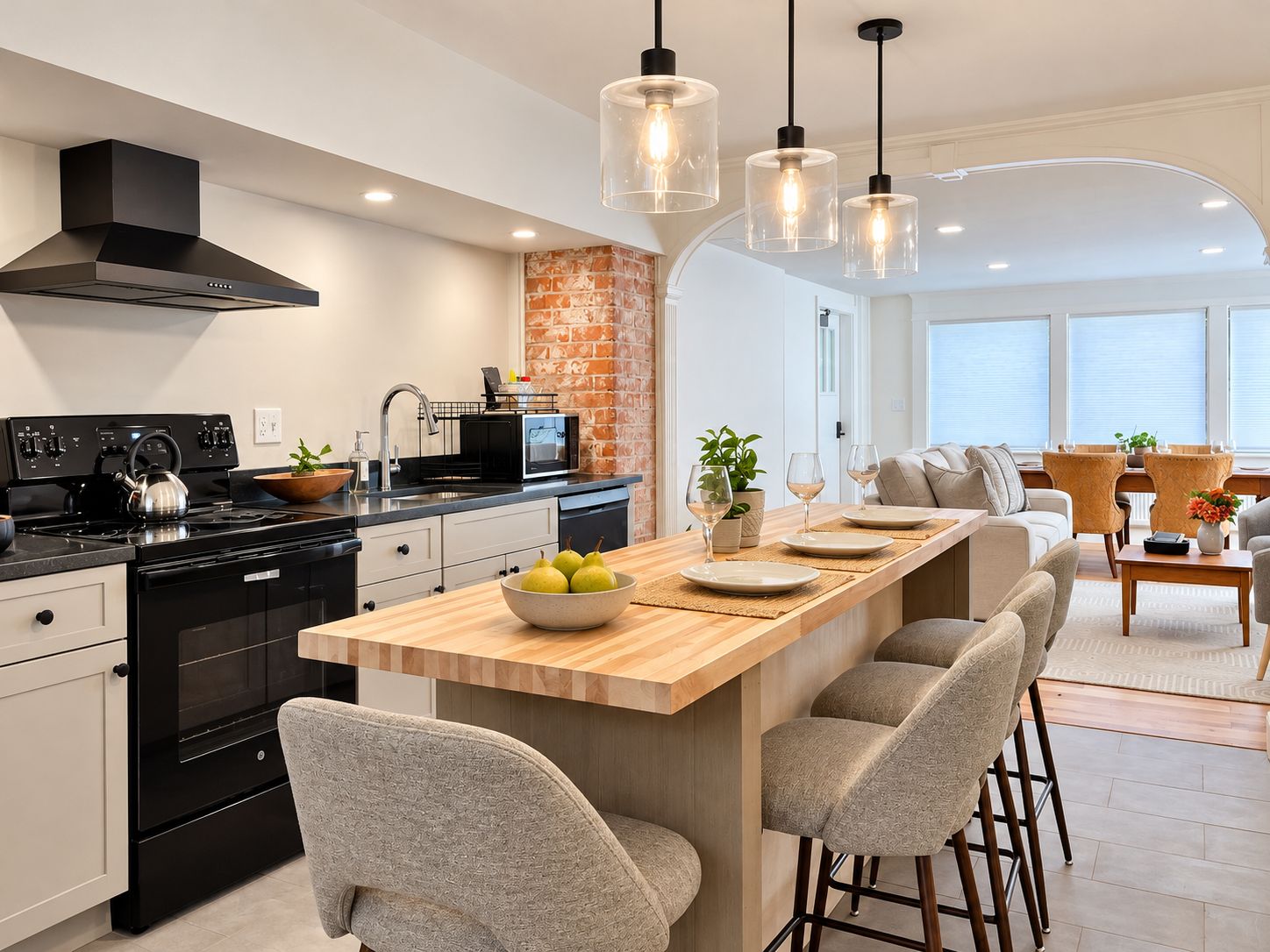 Full Kitchen, Island with seating for 4