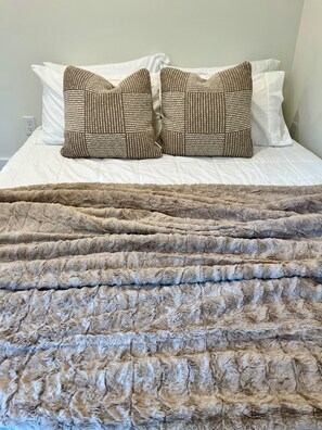 3 habitaciones, tabla de planchar con plancha, wifi y ropa de cama