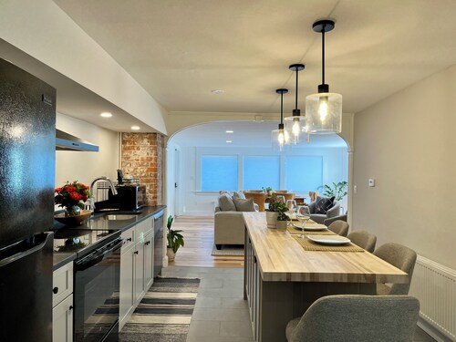 Charming 3-Bedroom Family Retreat, DOWNTOWN Shelburne Falls. Walk to Everything!