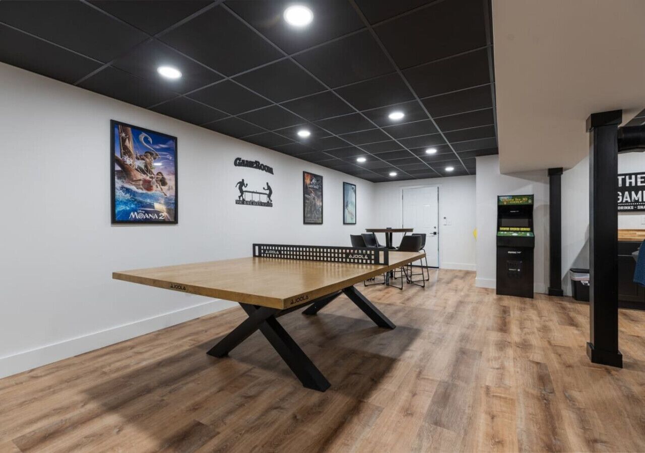 Una sala de conferències amb una taula llarga, cadires i una pissarra. Hi ha cartells a les parets i una màquina expenedora al racó.