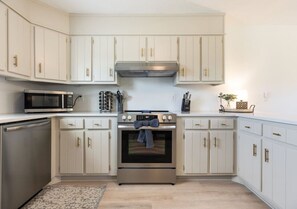 Réfrigérateur, four à micro-ondes, un four, surface de cuisson