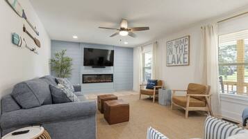 TV, caminetto, tavolo da calcetto, tavolo da ping pong