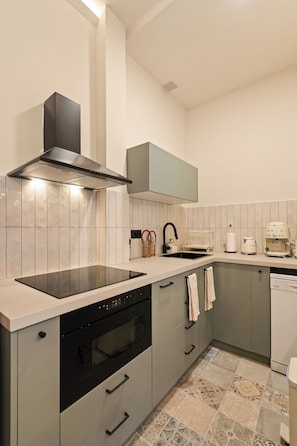 Micro-ondes, four, plaque de cuisson, lave-vaisselle