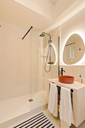 Dusj, hårføner og håndklær