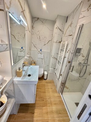 淋浴设施、吹风机、毛巾、肥皂