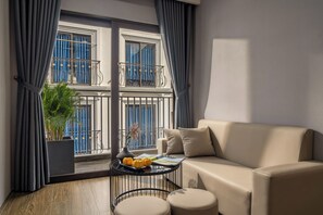 Desk, laptop workspace, free WiFi - T P Villa (Da Nang)