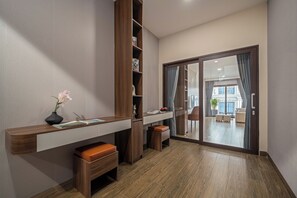 Desk, laptop workspace, free WiFi - T P Villa (Da Nang)