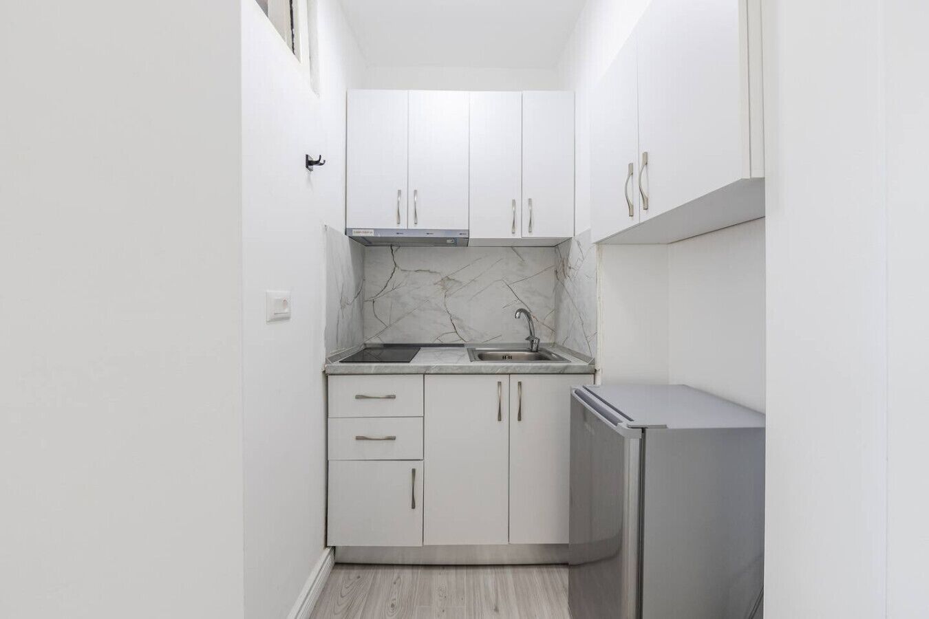 Herdplatte, Kochgeschirr/Geschirr/Besteck, Esstisch