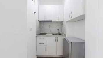 Herdplatte, Kochgeschirr/Geschirr/Besteck, Esstisch