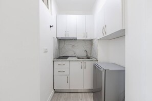 Plaque de cuisson, batterie de cuisine, vaisselle et ustensiles