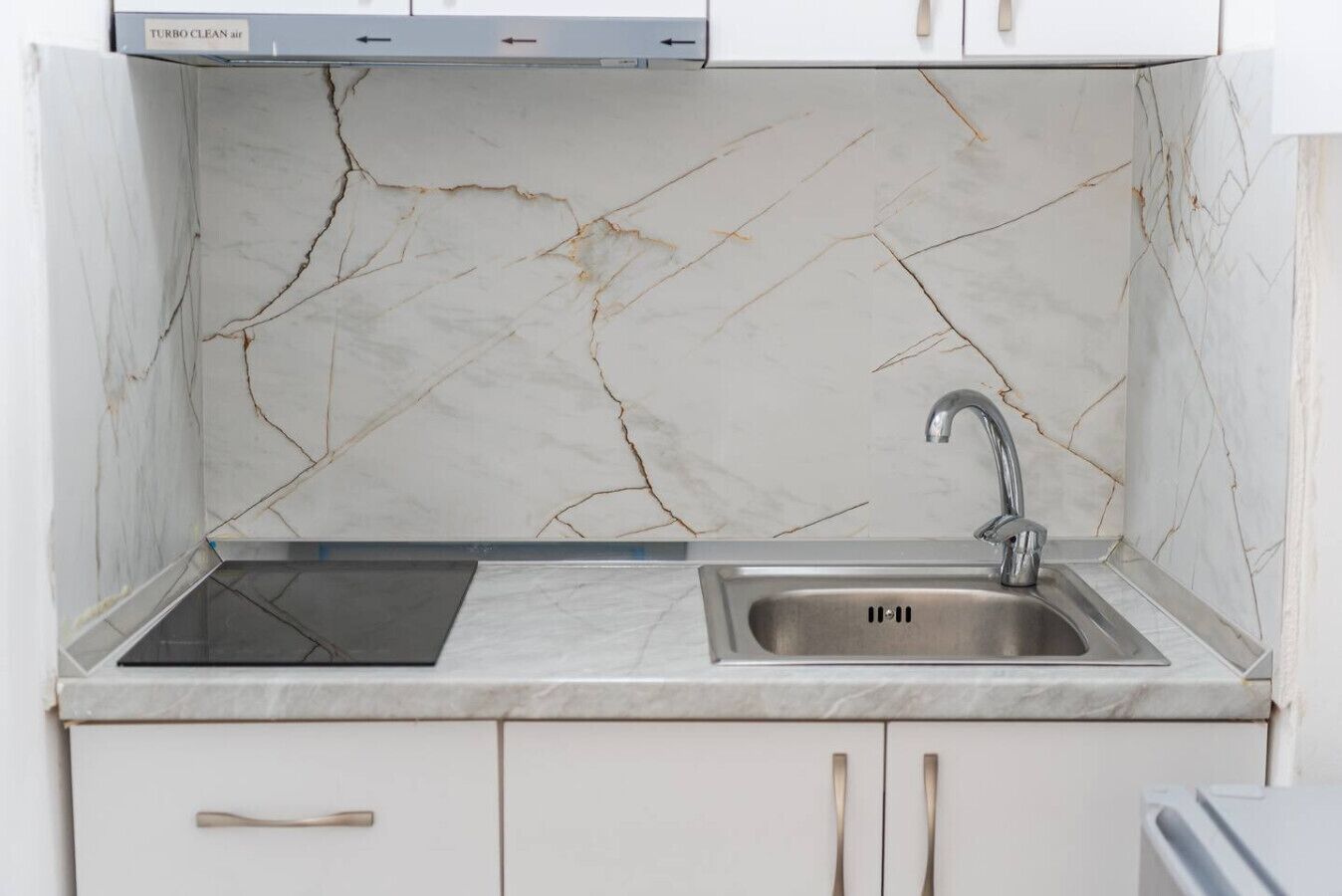 Stovetop, cookware/dishes/utensils, dining tables