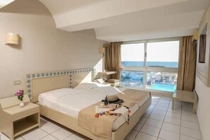 Duschwanne, Haartrockner, Hausschuhe, Handtücher