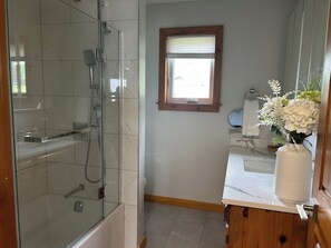 Douche, sèche-cheveux, serviettes fournies, savon