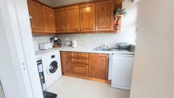 Jääkaappi, mikroaaltouuni, uuni, astianpesukone