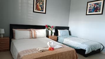 Quarto triplo, vista para a montanha | Cortinas blackout, ferros/tábuas de passar roupa, Wi-Fi de cortesia