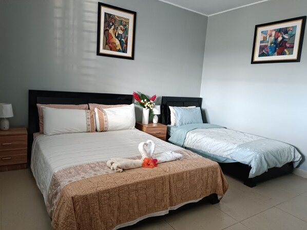 Triple Room, Mountain View | Langsir/tirai gelap terus, seterika/papan seterika, Wi-fi percuma