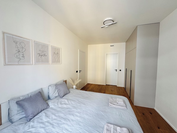 Iron/ironing board, WiFi, bed sheets